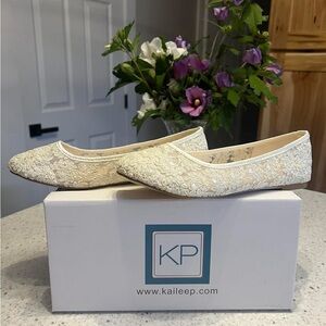 Kaileep Women's Ivory Lace Flats